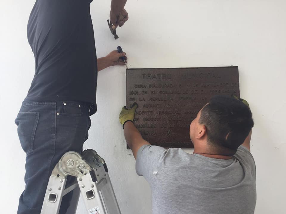 Retiran placa de Augusto Pinochet en el Teatro Municipal de Antofagasta - El Diario de Antofagasta