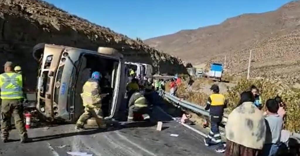Iquique: Al menos 2 fallecidos y 28 heridos por volcamiento de bus de ...