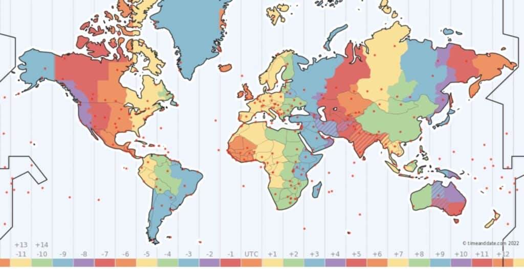 El país posee actualmente el horario GMT-3 al igual que Argentina, Brasil o Groenlandia, a pesar de que especialistas advierten que por su ubicación geográfica nuestro país debiera tener un horario GMT-5 como el de Nueva York o Perú, donde los relojes marcan dos horas menos que en Chile. Una de las consecuencias es que en nuestro país el inicio de la jornada laboral o de las clases obliga a muchos a levantarse y salir a la calle cuando aún es de noche.