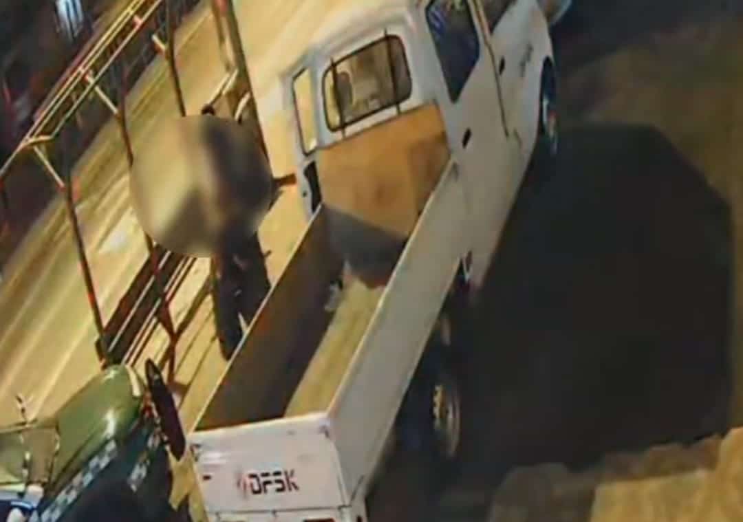 VIDEO | Sorprendido al interior de un vehículo: detienen a sujeto por ...