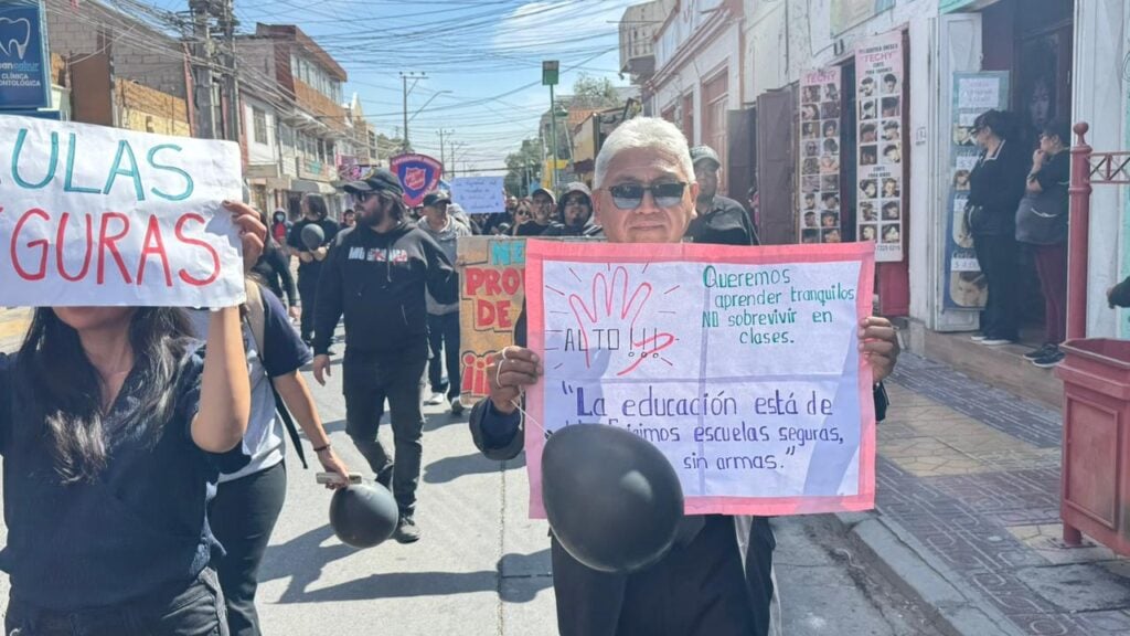 Con globos y ropa negra: Estudiantes y profesores marcharon exigiendo más seguridad en los colegios de Calama 8 WhatsApp Image 2026 04 02 at 12.01.51 PM